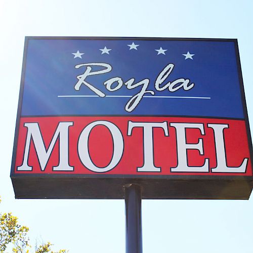 The image shows a sign for a motel named 